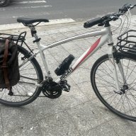 Bên lưng chừng đồi